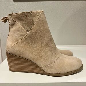 TOMS Sutton Oatmeal Tan Suede Wedge Zip Up Ankle Boot Bootie Women’s Size 9.5
